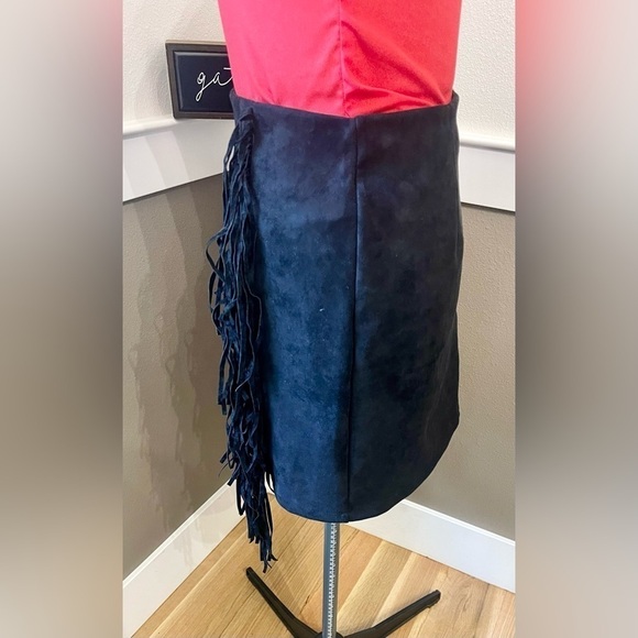 Black Faux Suede Mini Skirt Fringe Size Medium Cowgirl Western Career Clubbing - Picture 6 of 12
